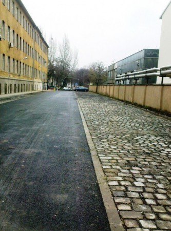 Parkolósáv - bazalt nagykockakőből