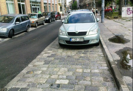 Parkolósáv - bazalt nagykockakőből